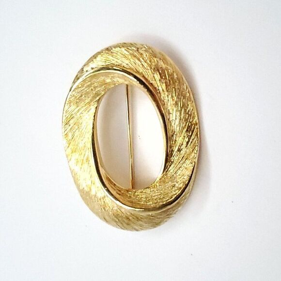 Vintage 90s Napier Brushed Oval Brooch Pin Textured Swirl Zero Goldtone - Picture 1 of 5